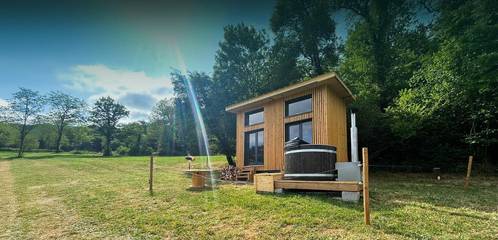 Tente pour 4 personnes, avec jardin ainsi que terrasse et vue, animaux acceptés dans Source de la Loue