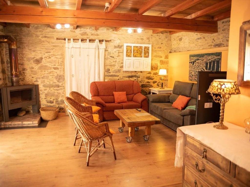 Holiday Home 'Fonte Do Barro' with Mountain Views, Private Pool & Optional Spa in Trazo, A Coruña eanangoddi