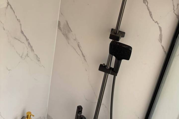 Studio romantique, jacuzzi et terrasse sur l’eau in Velles, Châteauroux und Umgebung