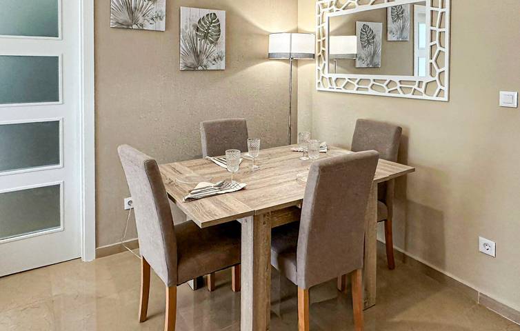 Apartamento vacacional entero, Elegante apartamento junto al mar con piscina y garaje cerca de Playa Cudolà in Cabanes, Costa del Azahar