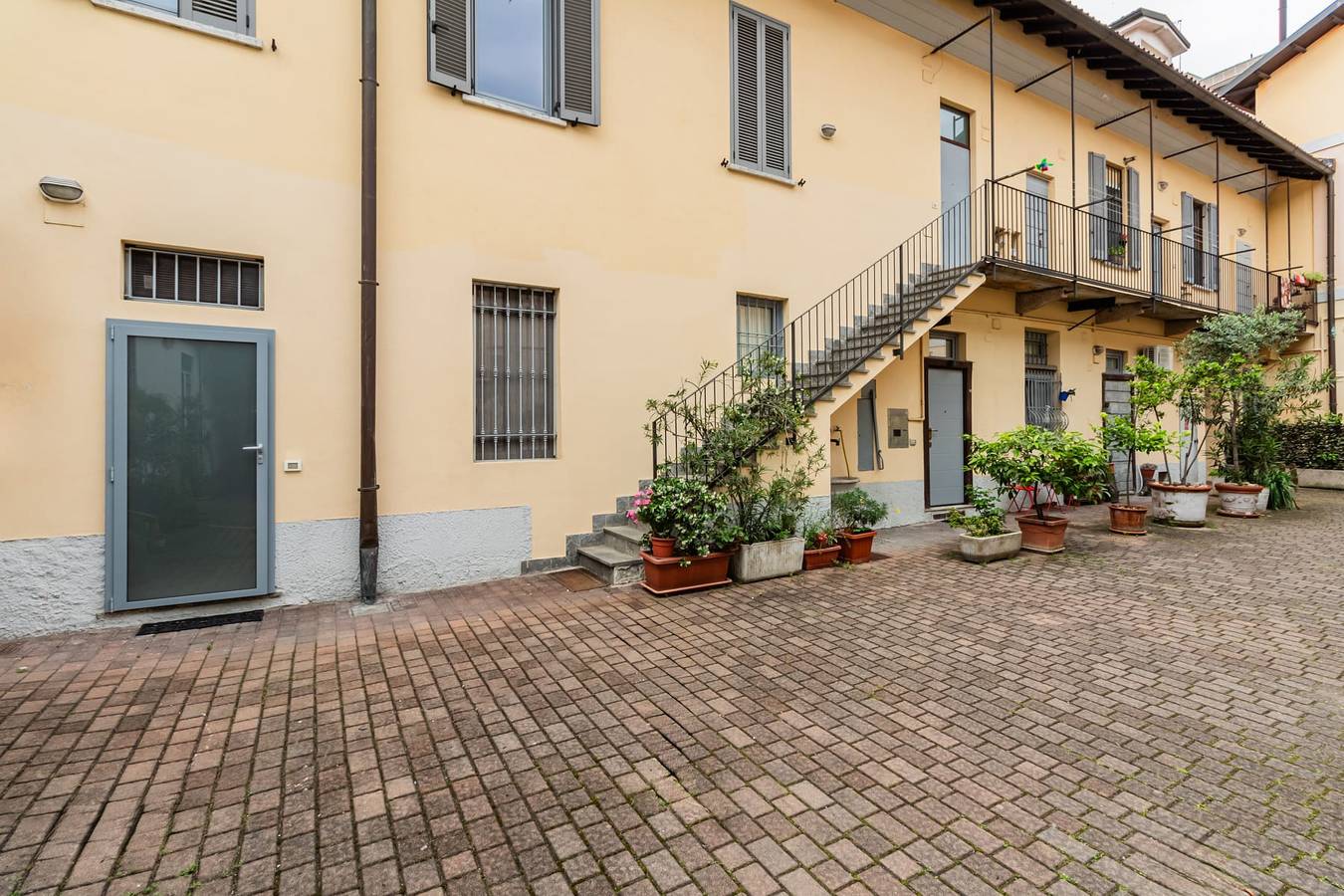 Appartamento intero, Moderno loft nel cortile di un casale storico in Corsico, Provincia di Milano