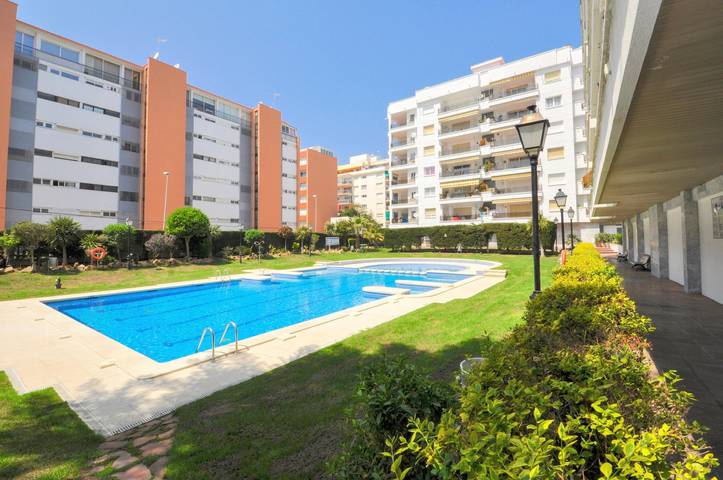 Apartamento para 6 personas, con piscina y vistas además de jardín y terraza en Fenals