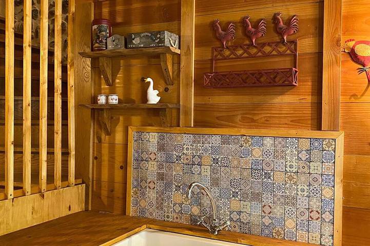 Gîte pour 8 personnes, avec terrasse ainsi que jardin et piscine, animaux acceptés à Ouroux - 2