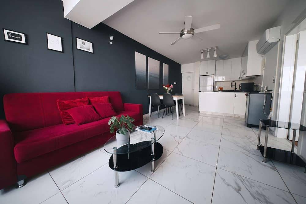 Apartamento entero, Cozy Sea View Apt w/ pool access + Netflix in Lárnaca, Distrito de Larnaca