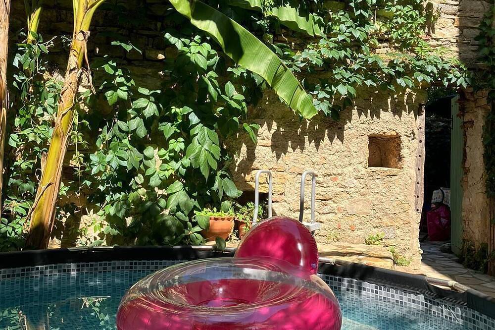 Casa de Pueblo Bijou Con Piscina Climatizada En Tranquil Courtyard Gardens in Saint-Antonin-Noble-Val, Macizo Central