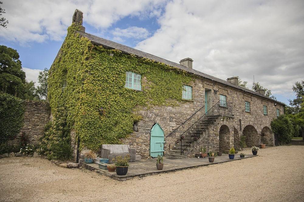 Mühlenhaus aus dem 18. Jahrhundert in einem Innenhof in Inistioge, County Kilkenny