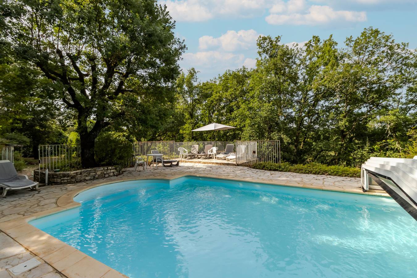 Apartamento entero, Estudio con encanto en Dordoña con piscina compartida y vistas panorámicas in Cénac-et-Saint-Julien, Périgord Noir