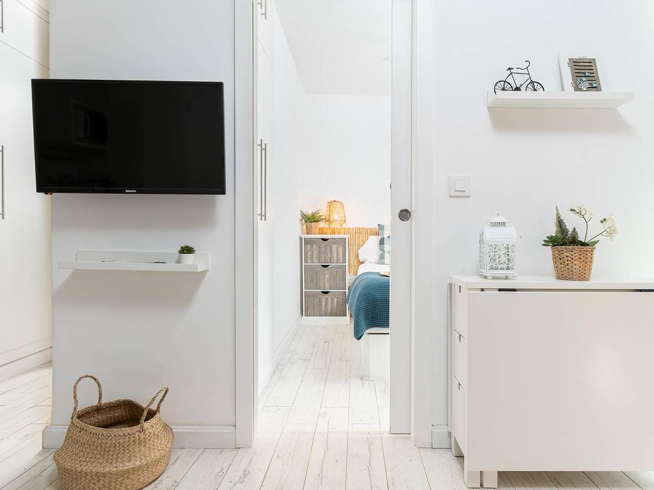 Entire holiday apartment, Sea View Apartment: AC, Pool, Balcony, WiFi in Benalmádena Costa, Benalmádena