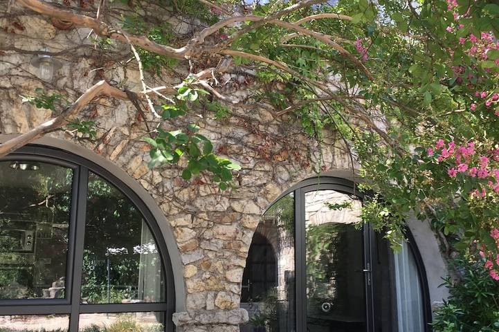 Location de vacances pour 5 personnes, avec terrasse ainsi que piscine et jardin à Saint-André-de-Cruzières