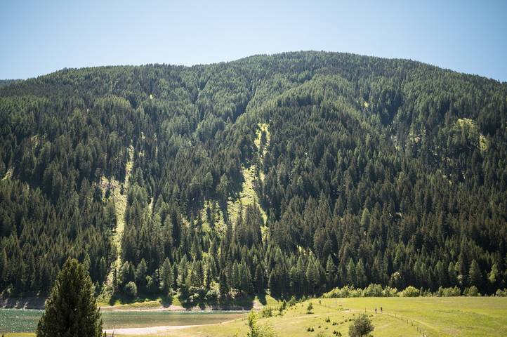 Entire apartment, Sunnseit Luxury Apartment with Lake View, Balcony, and Wi-Fi in Kuppelwies, Ulten