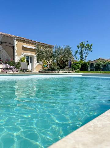 Gîte pour 4 personnes, avec vue ainsi que jardin et piscine à Maillane