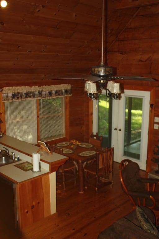 Über den Bäumen - Blockhaus - $ 130 pro Nacht in Sevierville, Sevier County