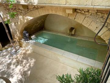 Gîte pour 8 personnes, avec piscine ainsi que vue et jardin, animaux acceptés à Collias