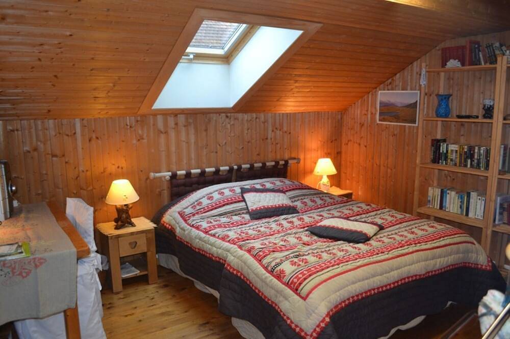 Chambre et salle de bains avec toilettes au premier étage d'une maison de ville in Thônes, Région d'Annecy