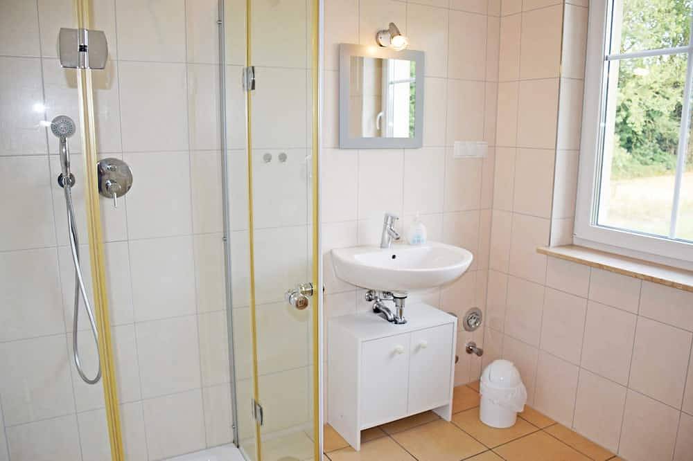 Ganze Wohnung, 01 Ferienappartement zur Granitz mit Balkon - Ferienwohnungen zur Granitz mit in Serams, Zirkow