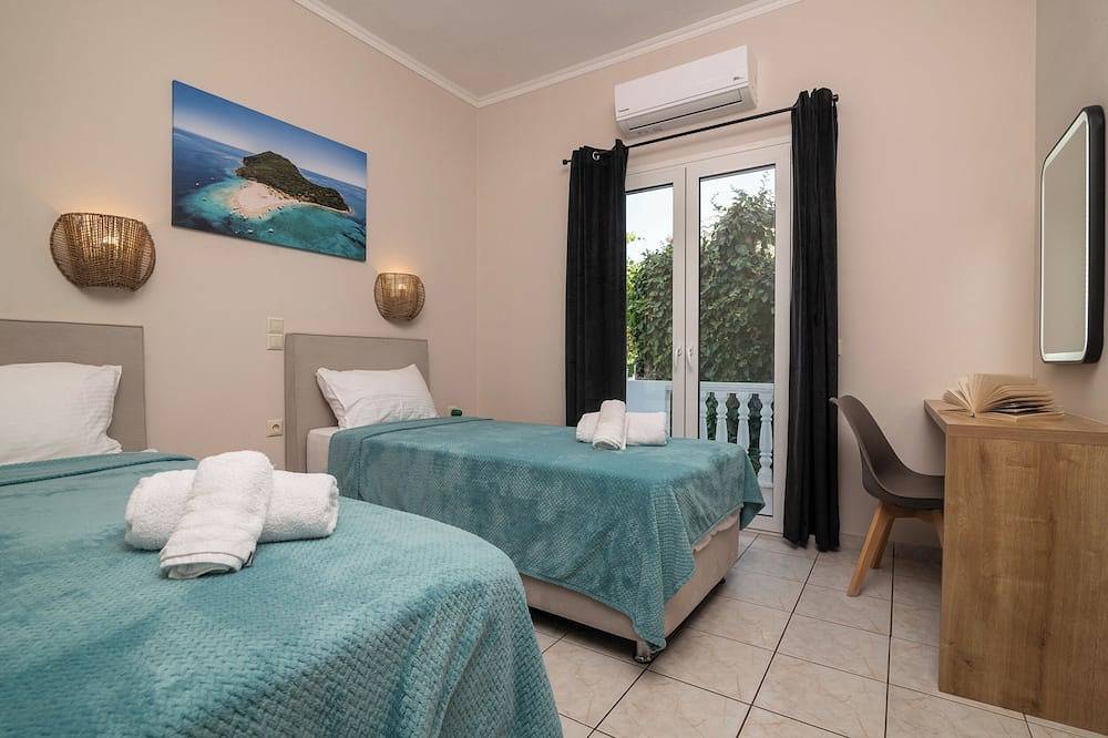 Entire apartment, Bungalow, 3 minutes walk from Kalamaki beach with private pool new for 2024. in Kalamaki, Zakynthos