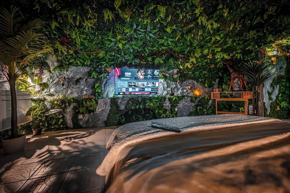 Entire apartment, Junglecavern - Private spa, unusual accommodation in Albertville, Albertville region