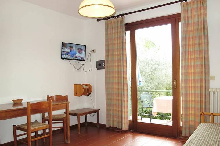 Appartamento intero, Bellissimo appartamento per 3 persone con A/C, WIFI, piscina, TV e patio in Garda, Prealpi Gardesane