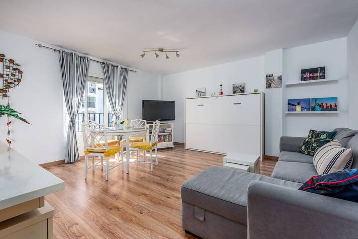Apartamento entero, Apartamento 'Manilva Home' con vistas a la montaña, Wi-Fi y aire acondicionado. in San Luis de Sabinillas, Manilva