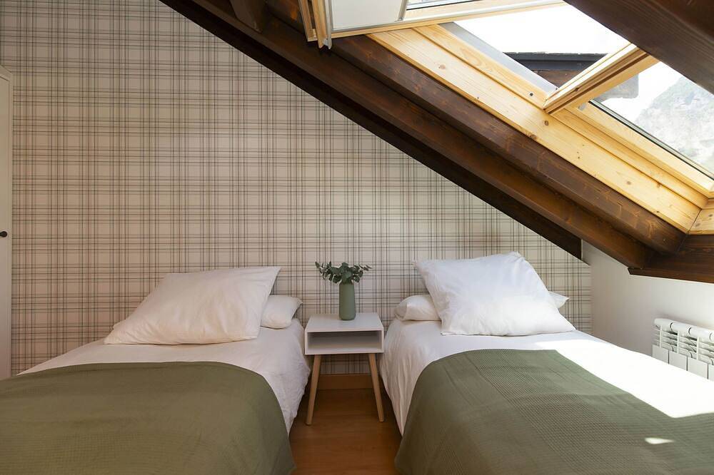 Entire apartment, La Buhardilla de Menta by Bevalle in Escarrilla, Sallent de Gállego