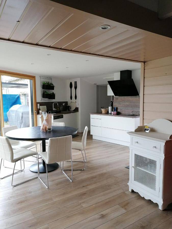 Gîte pour 12 personnes, avec piscine ainsi que terrasse et jardin à Le Sourn
