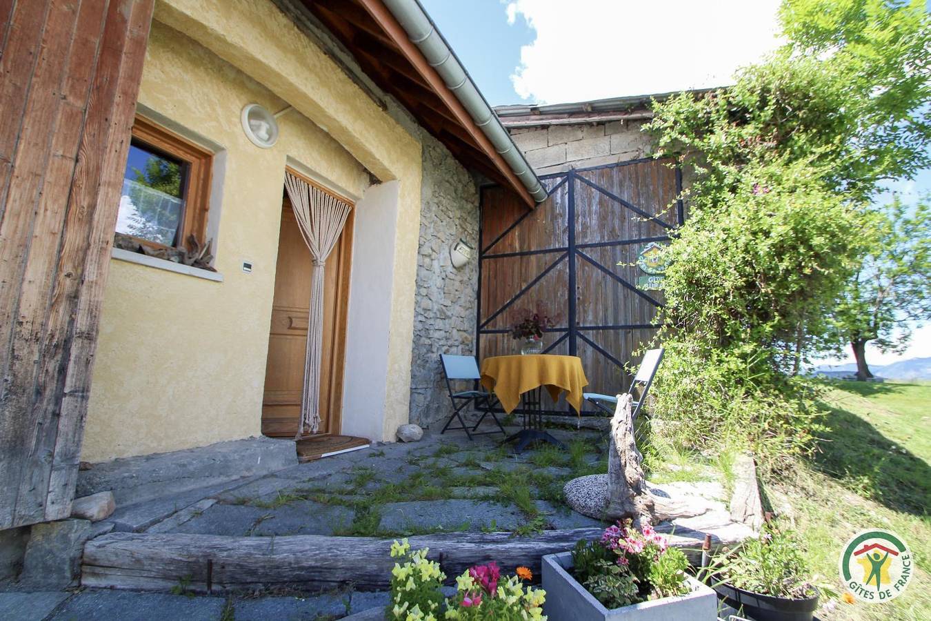 Les Roses Trémières in Le Sauze-du-Lac, Région de Gap