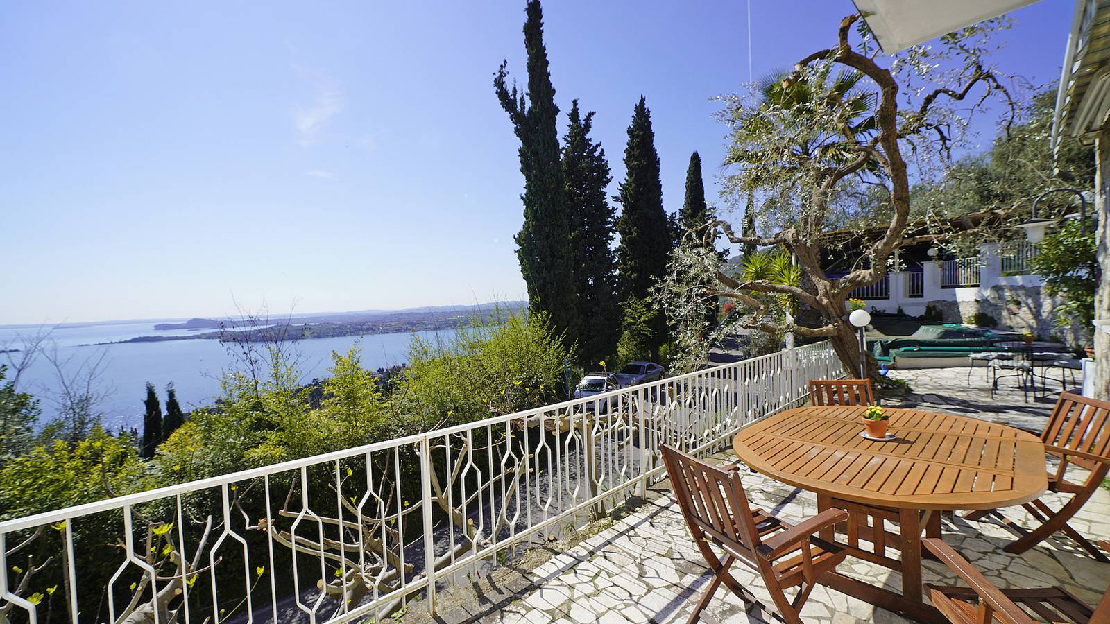 Villa Samanta in Gardone Riviera, Montagnes autour du lac de Garde