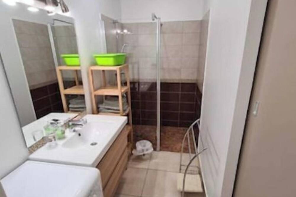 Appartement entier, Gite Les Cigales, Studio à 15mn des Plages, Nombreuses randonnées, in Gémenos, Côte méditerranéenne (France)