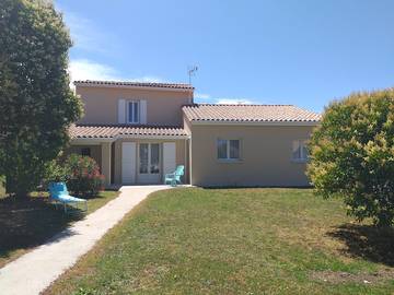Gîte pour 5 personnes, avec jardin et terrasse à Jonzac