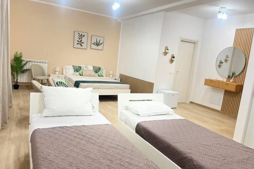 Ganze Wohnung, Ganzes Ferienhaus mit Privatgarten, 2 Badezimmern und Privatparkplatz. in Frascati, Parco Regionale dei Castelli Romani