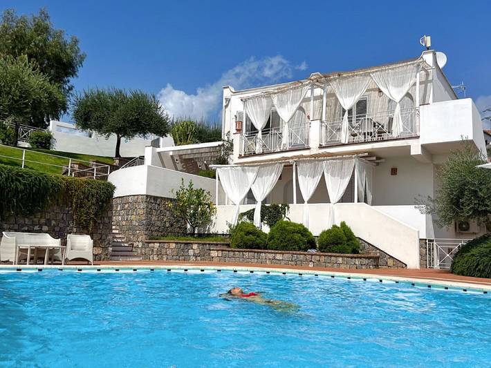 Ferienwohnung für 2 Personen, mit Terrasse und Garten sowie Pool