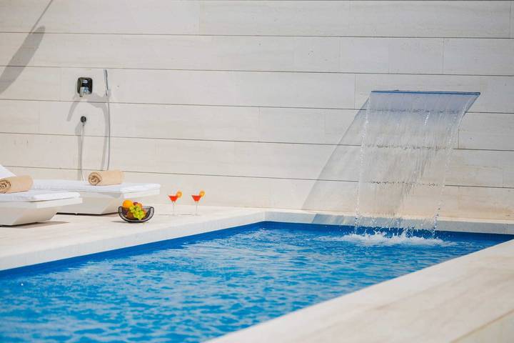 Villa für 8 Personen, mit Garten und Whirlpool sowie Pool und Terrasse in Starigrad Paklenica - 2