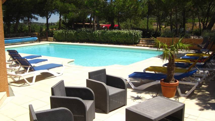 Gîte pour 4 personnes, avec Terrasse ainsi que Jardin et Piscine