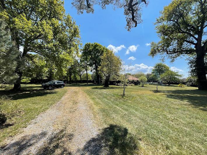 Gîte pour 10 personnes, avec terrasse ainsi que jardin et piscine à Azur - 4