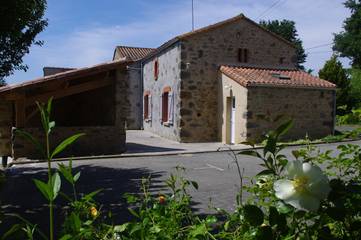 Gîte pour 6 personnes, avec vue sur le lac ainsi que jardin et terrasse à Pouzauges