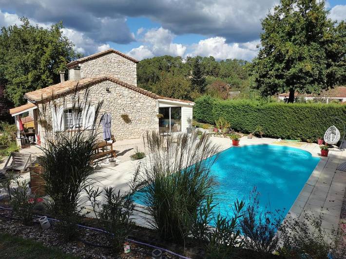 Location de vacances pour 2 personnes, avec jardin et vue ainsi que piscine et terrasse à Fumel