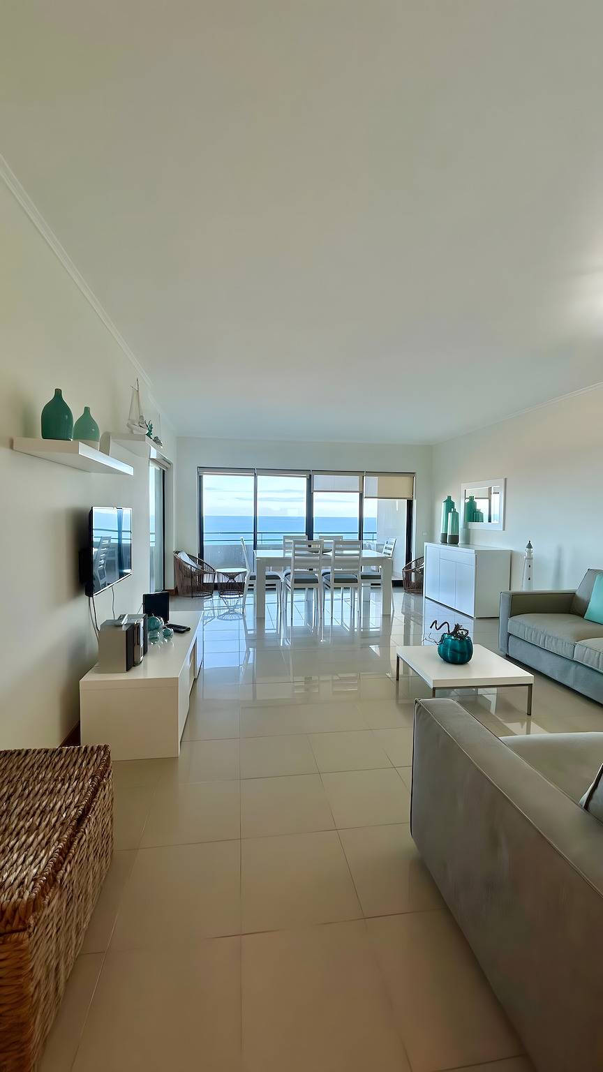 Appartamento intero, Appartamento 'Wave House' con Vista Mare, Wi-Fi e Aria Condizionata in Praia da Rocha, Portimao