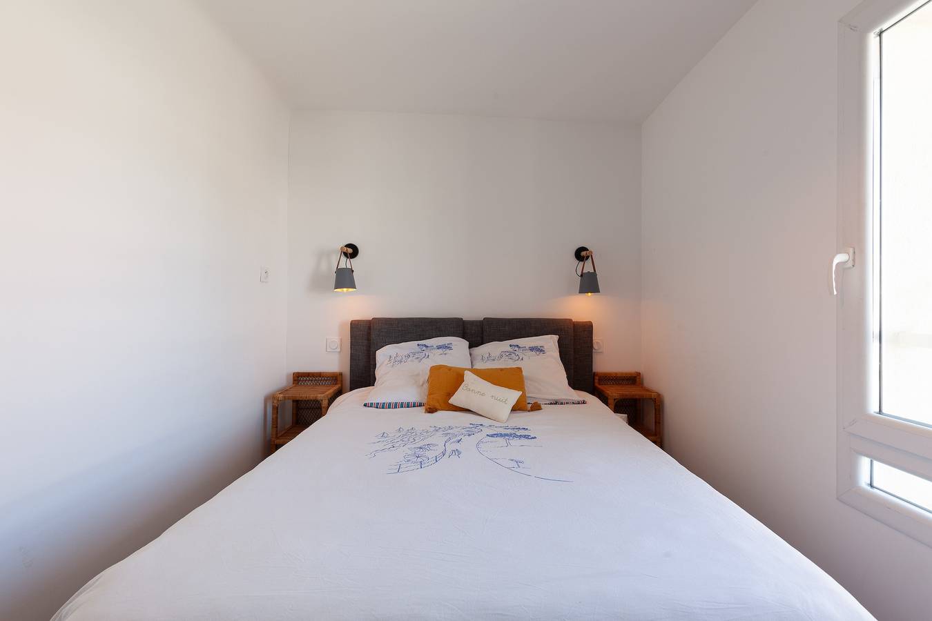 Appartement entier, Appartement lumineux refait à neuf avec Wi-Fi et climatisation in Sanary-sur-Mer, Côte méditerranéenne (France)