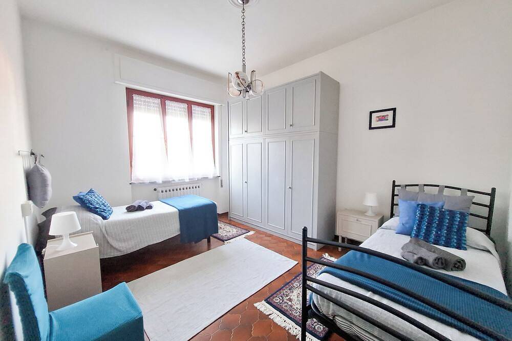 By the sea, 3 bedrooms, garden, and private parking spaces, near Lerici and the Cinque Terre in Fiumaretta di Ameglia, Ameglia Gemeinde