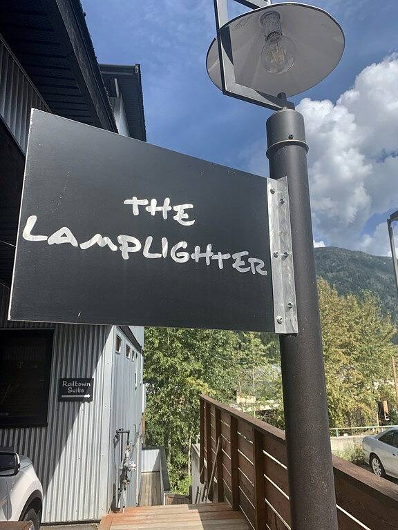 Gorgeous Grand Loft nur wenige Schritte von der Innenstadt von Cafés / Cafés in Nelson, Whitewater Ski Resort