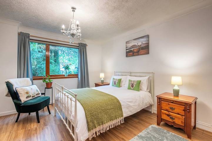 Ganze Wohnung, Stylish Garden Flat Near Loch Ness, ideal for families and groups in Highlands