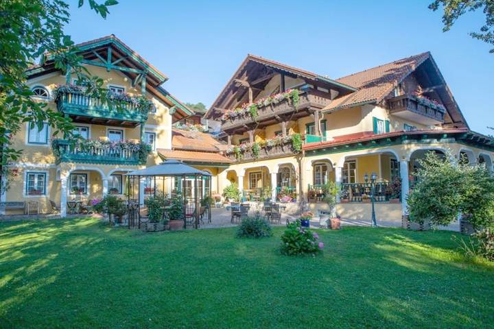 Hotel für 2 Personen, mit Balkon und Terrasse sowie Garten und Pool in Straß im Attergau