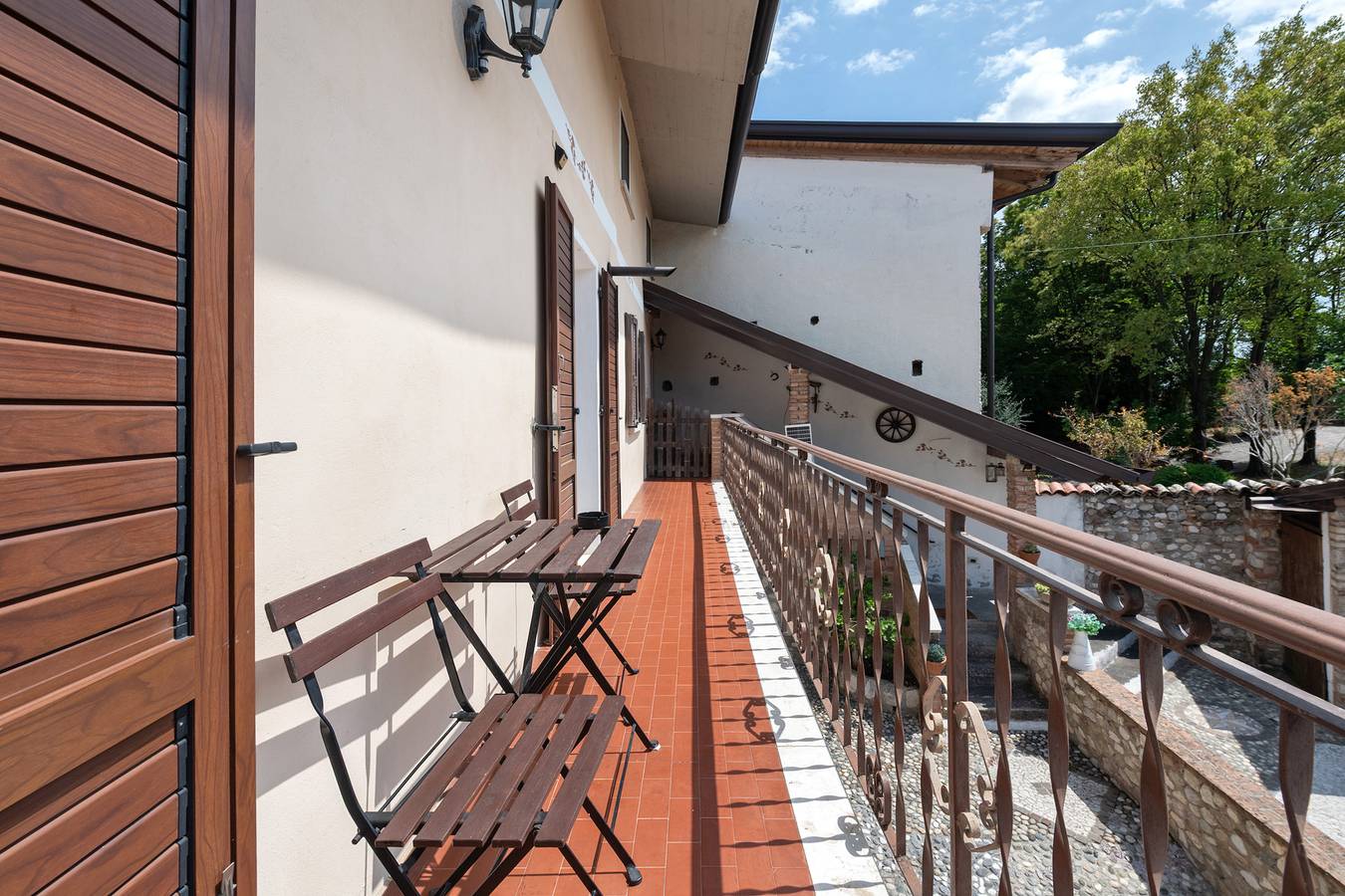 Ganze Wohnung, Apartment 'La Corte Delle Fate' mit Gemeinschaftspool, Gemeinschaftsgarten und Wlan in Lonato del Garda, Brescia Provinz
