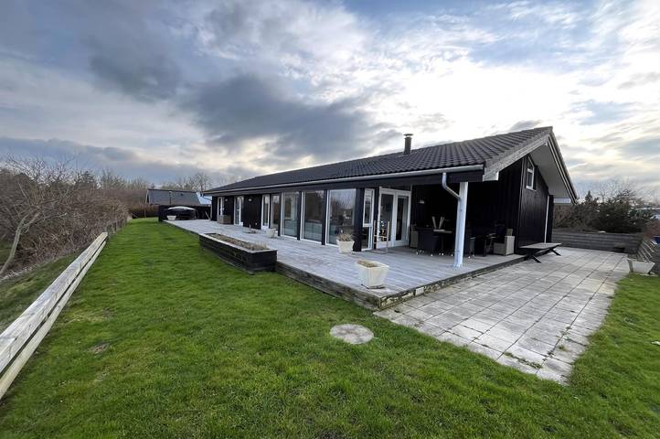 Ferieudlejning for 8 personer, med terrasse og have såvel som jacuzzi og sauna i Nykøbing Sjælland