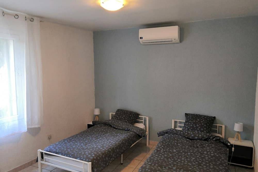 L'Olivier T3 gîte with heated pool in wooded grounds in Maraussan, Béziers region