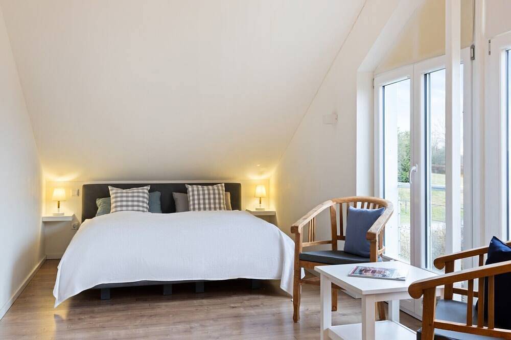 Das \"Rapsblütenhaus\" ist mit 110 m² auf zwei Ebenen ein herrlich geräumiges Ferienhaus zum Wohlfühlen und liegt im westlichen, besonders ruhigen Bereich der Ferienhaussiedlung Hülsen und auf der Terrasse wartet ein Strandkorb auf Sie und Ihre... in Kosel, Rendsburg-Eckernförde