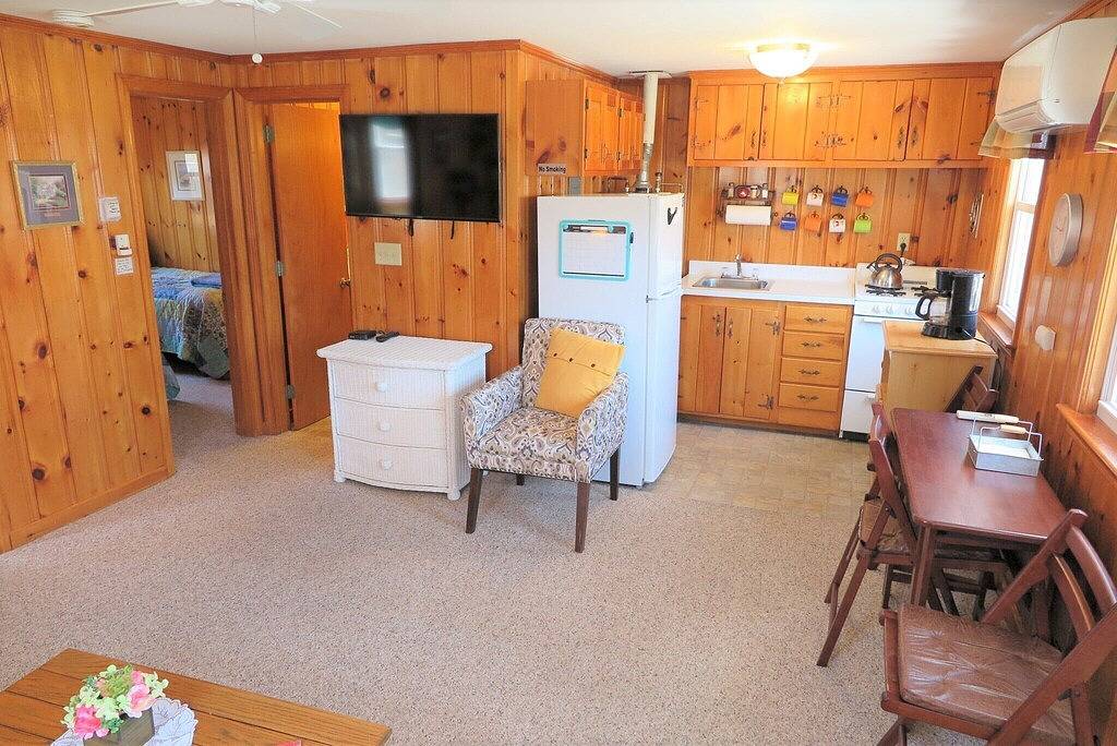 Ganze Wohnung, Cape Cod Beach Cottage-2 bdrm, 1 bath, full kitchen and two minute walk to beach in Dennis Port, Dennis