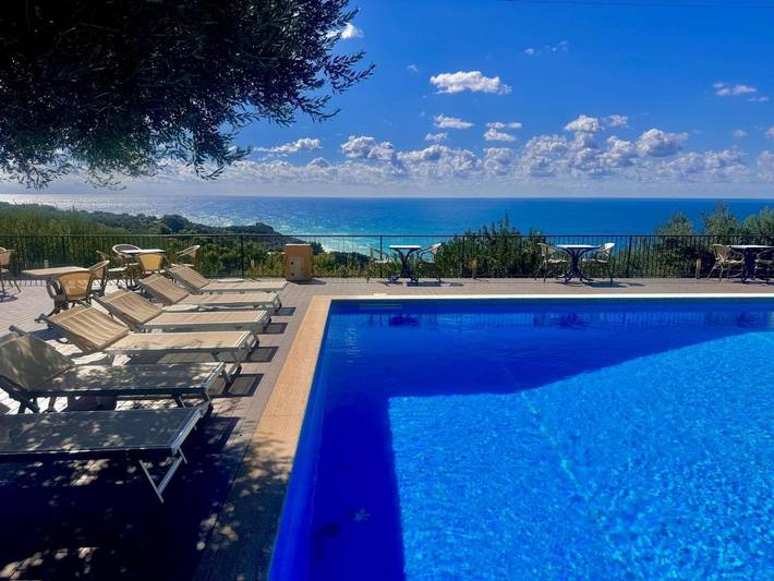Bungalow per 4 persone, con piscina e giardino nonché piscina per bambini e idromassaggio in Cilento