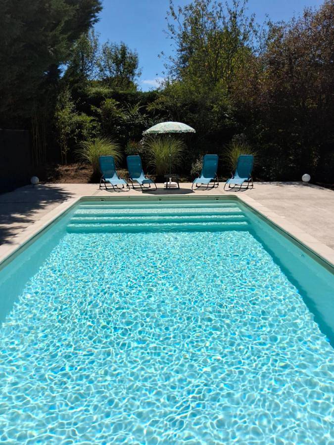 Location de vacances pour 5 personnes, avec vue ainsi que terrasse et piscine à Badefols-sur-Dordogne