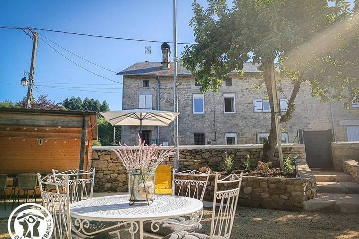 Location de vacances pour 6 personnes, avec jardin, animaux acceptés à Latronquière